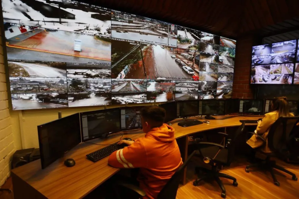 Gennuso destacó al centro de monitoreo y aseguró: "estamos a la vanguardia"