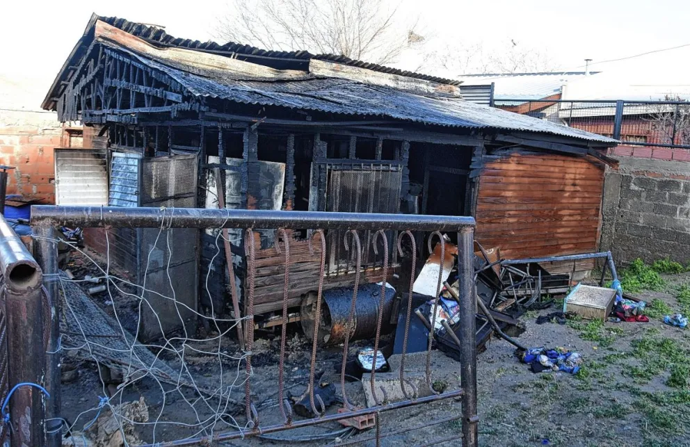 Un menor pudo ser salvado del incendio por un vecino y fue trasladado al hospital