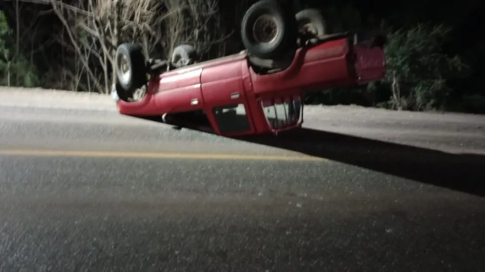 Un hombre perdió el control de su camioneta y volcó en Pioneros