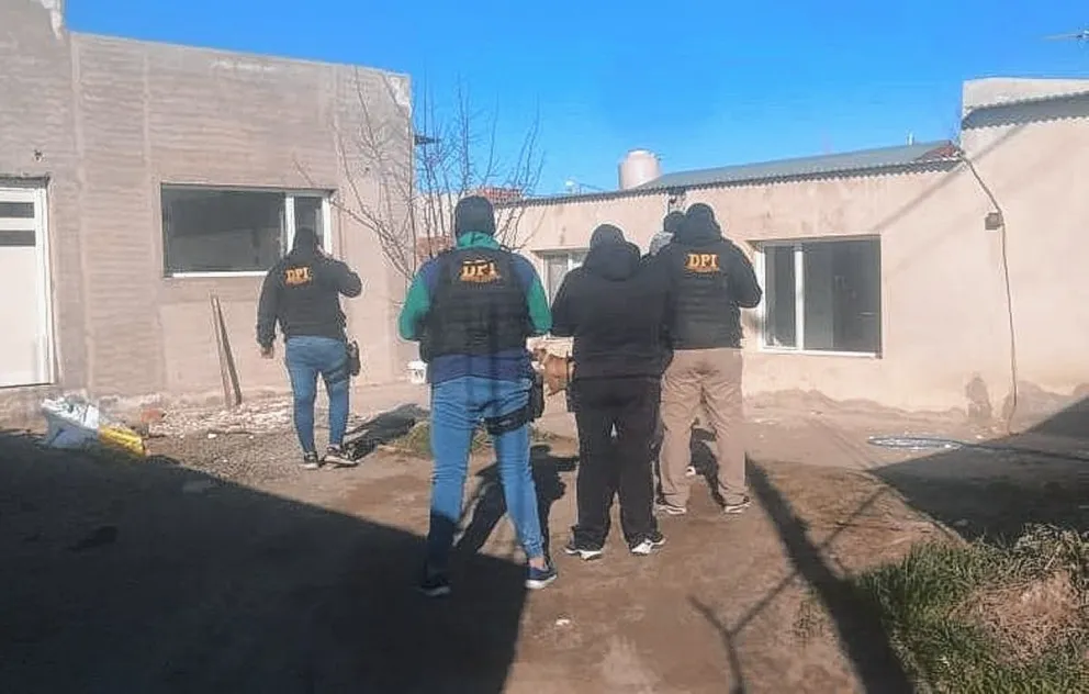 La DPI recuperó el arma reglamentaria y otros objetos que le habían robado a un efectivo de la fuerza