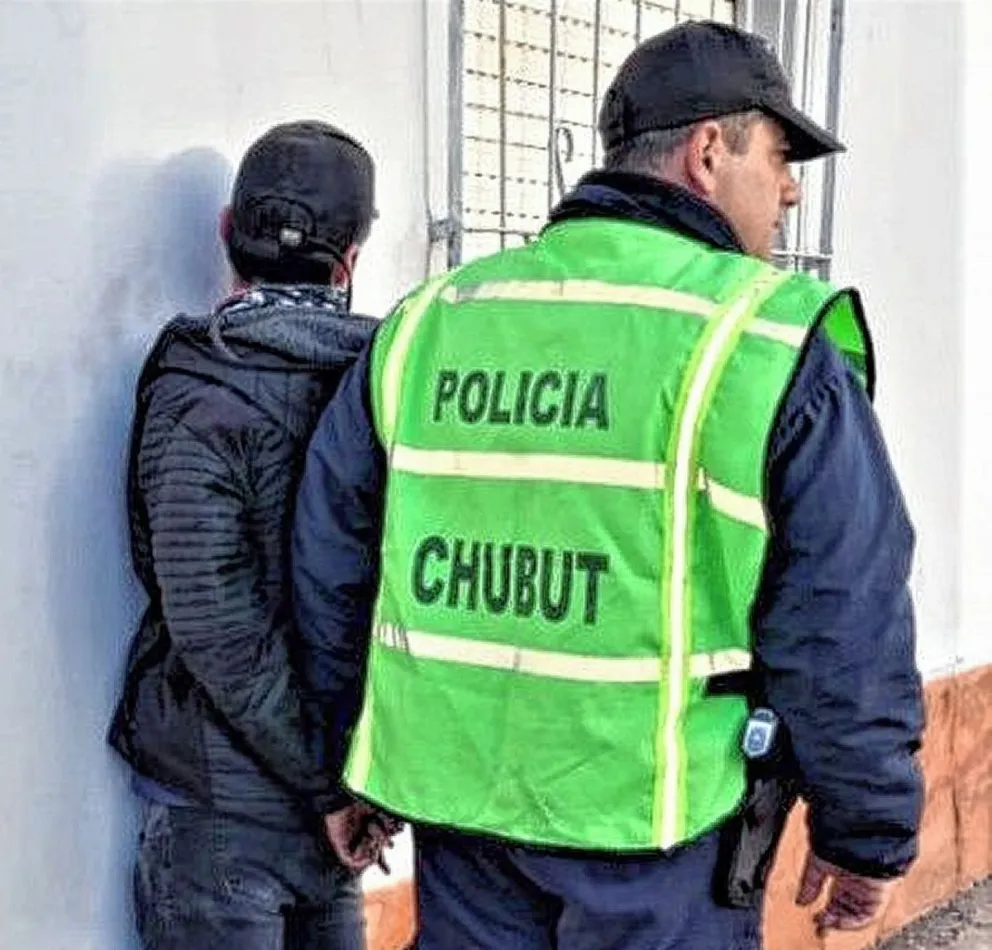 Sorprenden a ladrón trepado a un poste telefónico, con una sierra y a punto de robar un tramo de cable