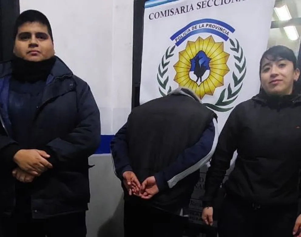 Fue a realizar una exposición policial y terminó detenido porque tenía pedido de captura