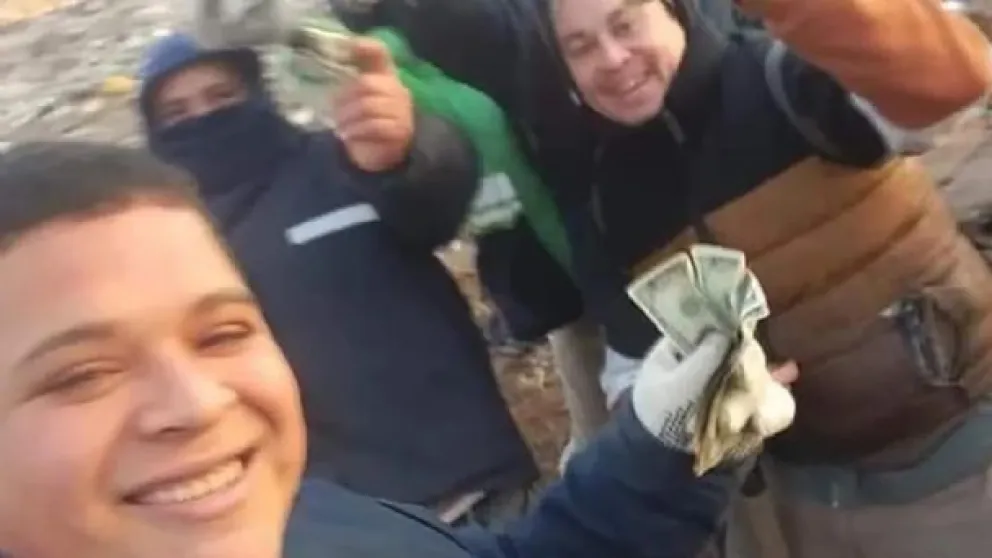 Dólares en el basural: se siguen encontrando billetes y el intendente del lugar puso seguridad privada