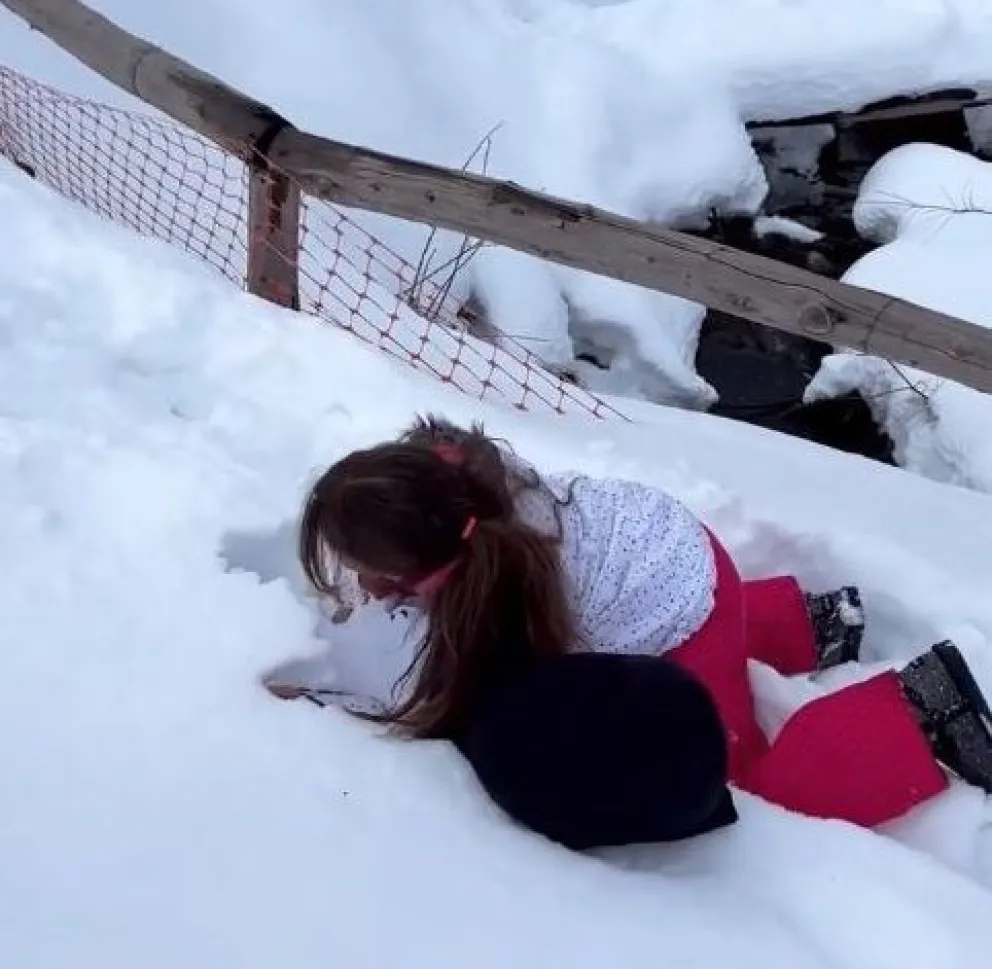 El video de una de las hijas de Nicole tropezando en la nieve que enfureció a Mica Viciconte 