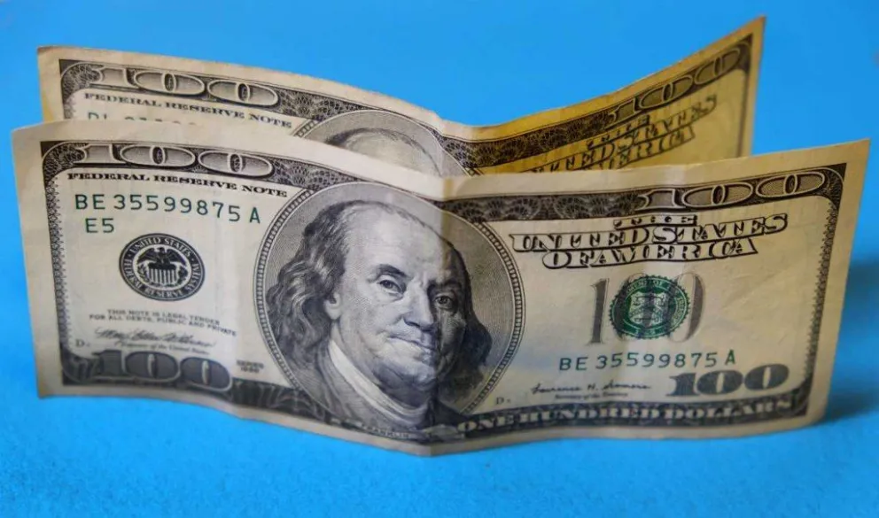 El dólar blue siguió en baja y cerró a $282