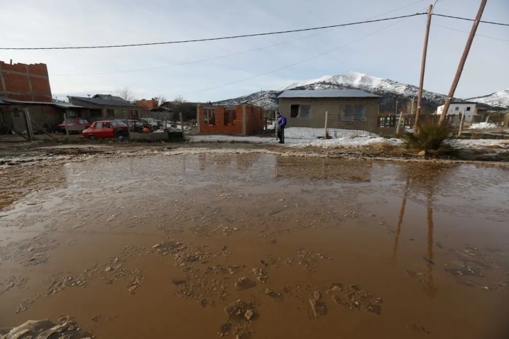 Sigue la difícil tarea de circular por las "calles lagunas" de Bariloche