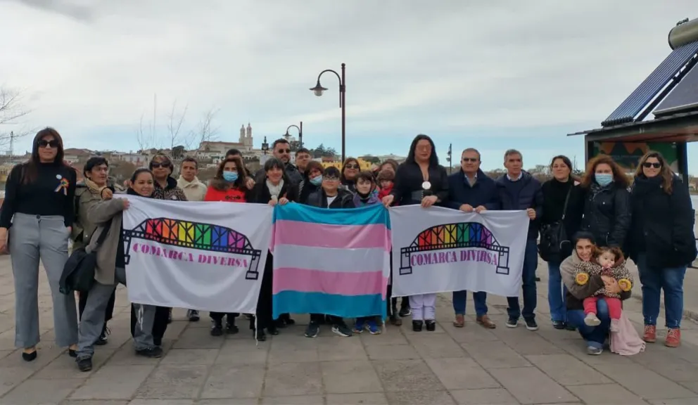 Viedma y Patagones izaron la bandera del orgullo gay
