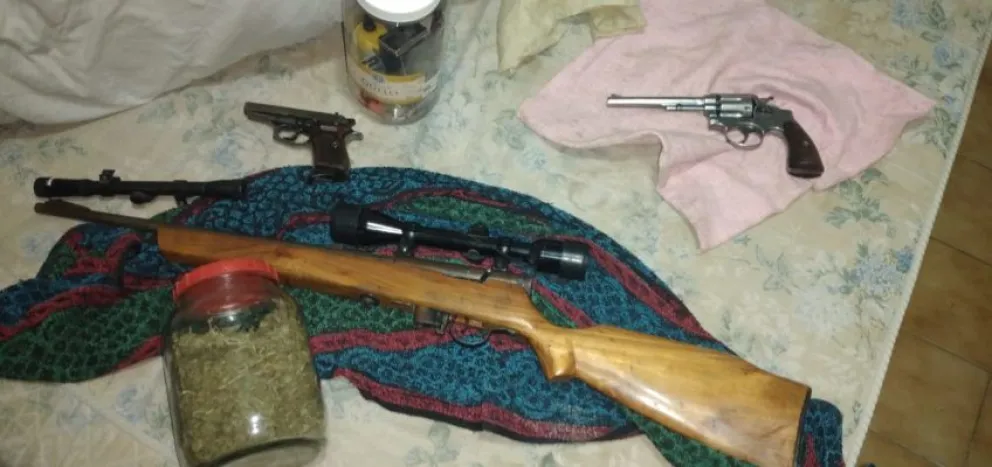 Allanamiento con resultados positivos: armas y marihuana
