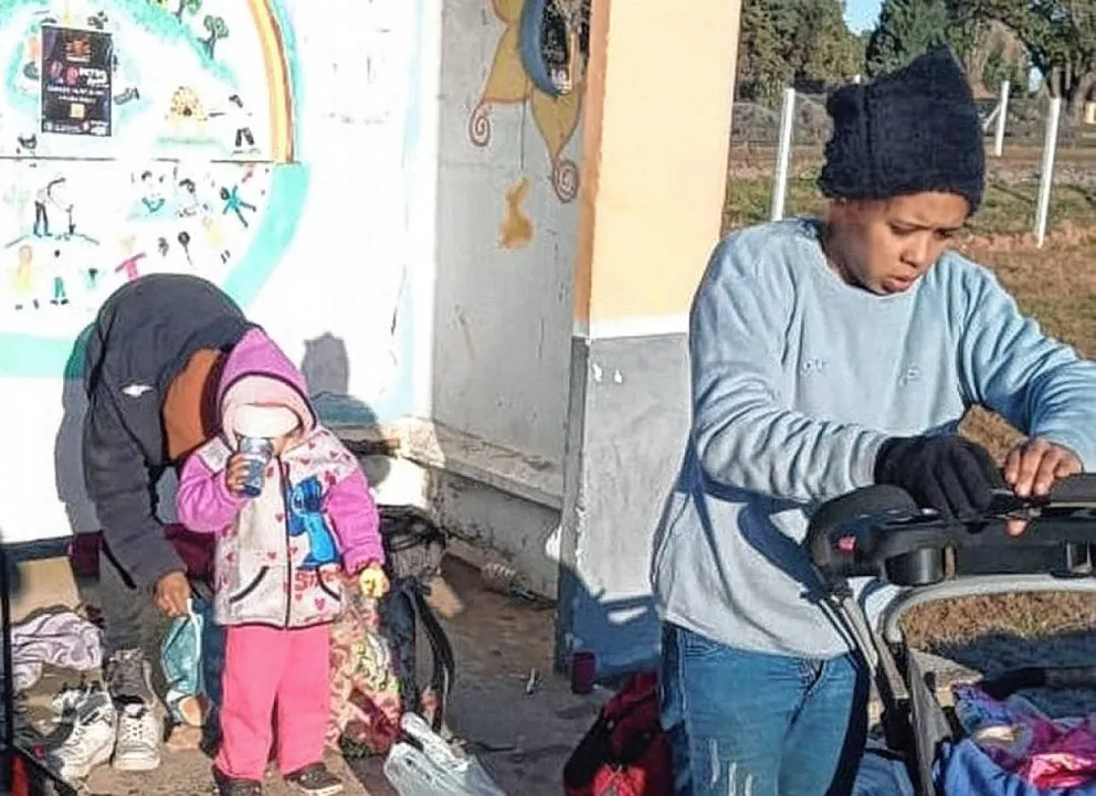 Un policía rescató de la calle a una familia venezolana con una niña al borde de la hipotermia