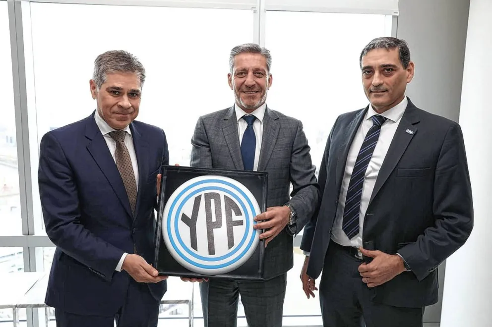 El presidente y el nuevo CEO de YPF se reunieron con Arcioni