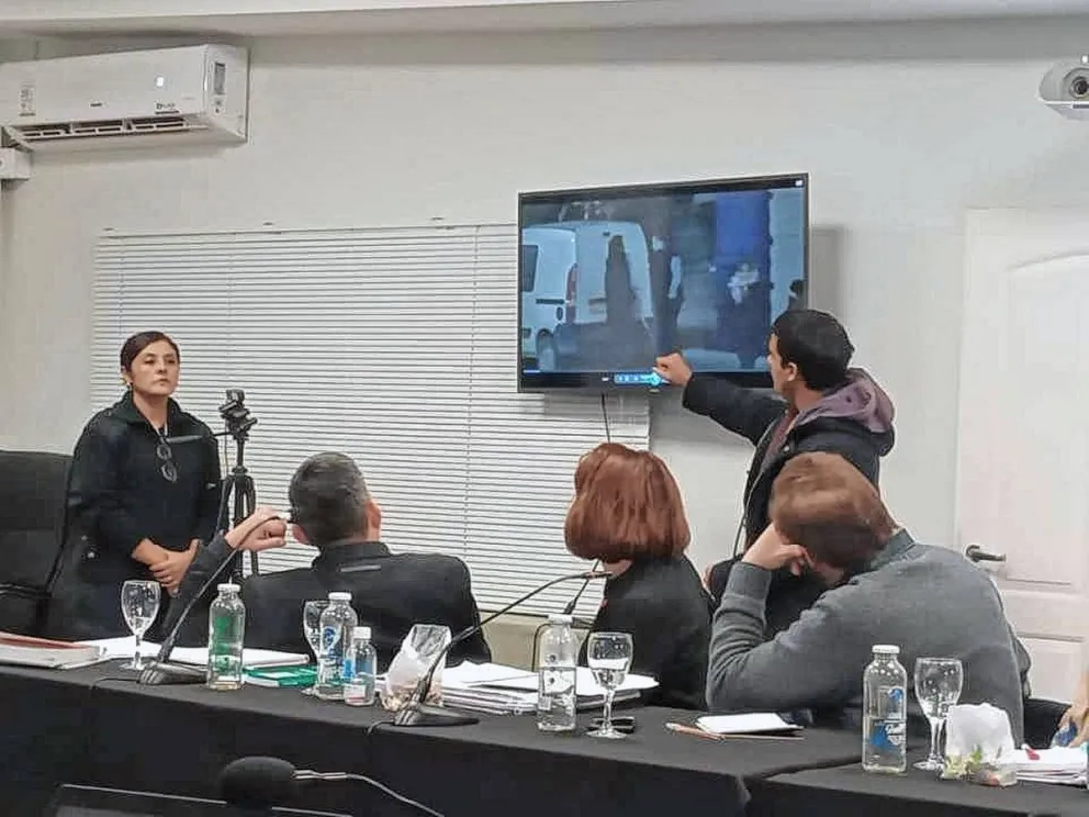 Policía reconoció a Goodman arrojando material combustible al fuego que dañó el frente de la Legislatura