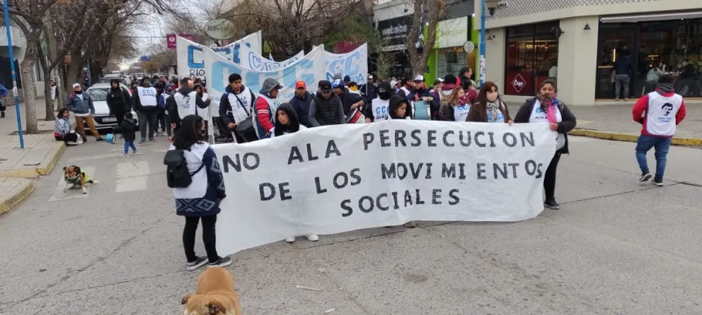 En Roca las agrupaciones sociales marcharon contra la persecución 
