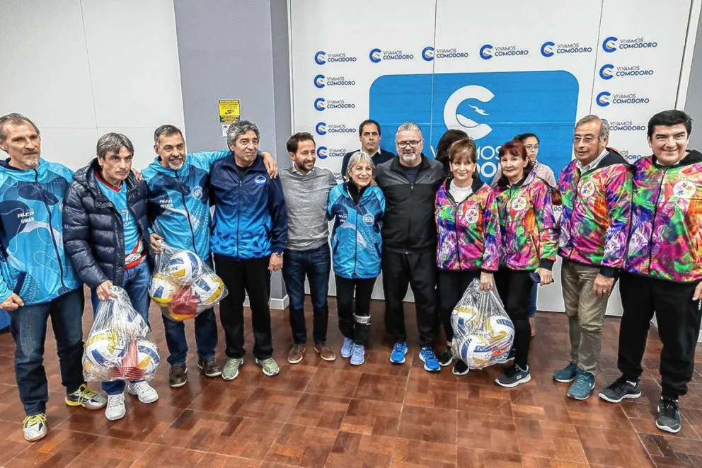 El Municipio firmó un convenio y entregó equipamiento para seguir potenciando al vóley