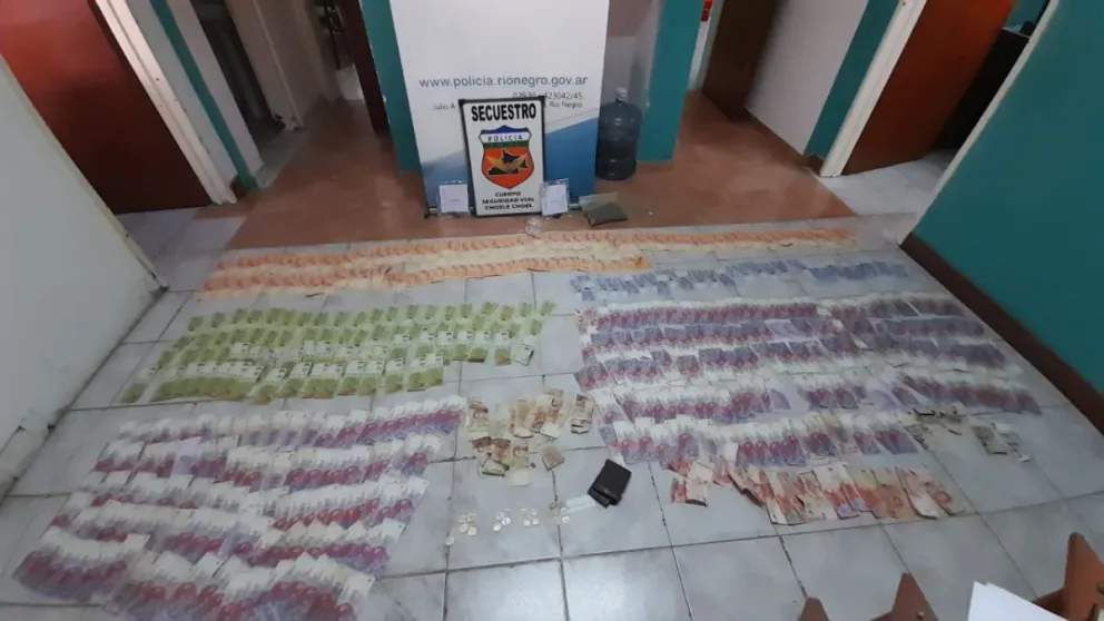 Manifestó llevar “algunas flores” pero transitaban con marihuana, cocaína, 200 mil pesos y cuatro DNI ajenos