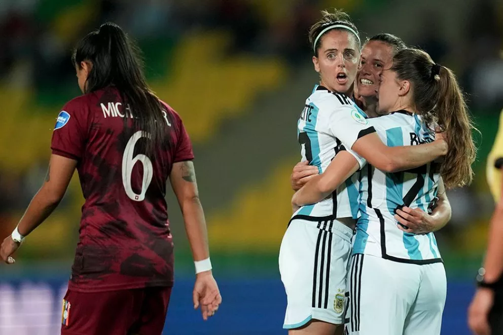 Con pase gol de Yamila, Argentina se metió en semis