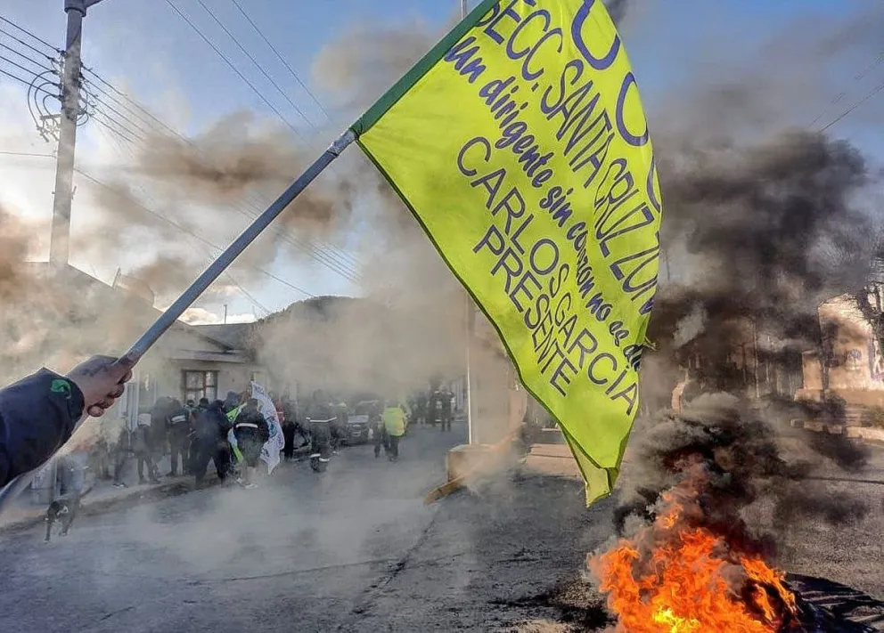 Masivo apoyo al reclamo de los operarios mineros de Cerro Moro en Puerto Deseado