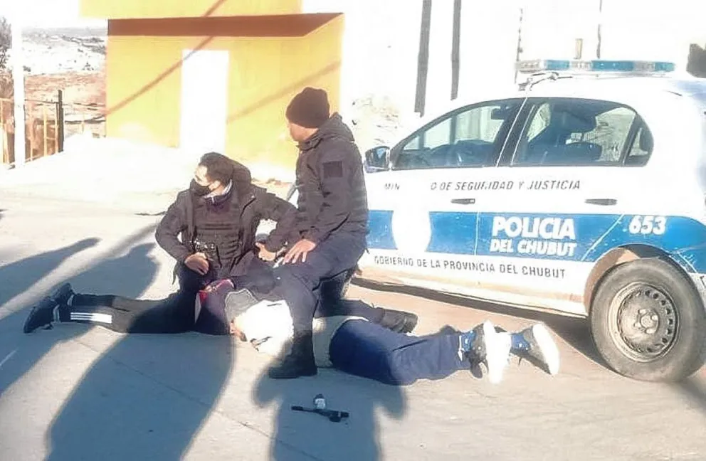 Detenidos por portar una “tumbera” y un cuchillo carnicero y tratar de esquivar a la policía en un control matutino
