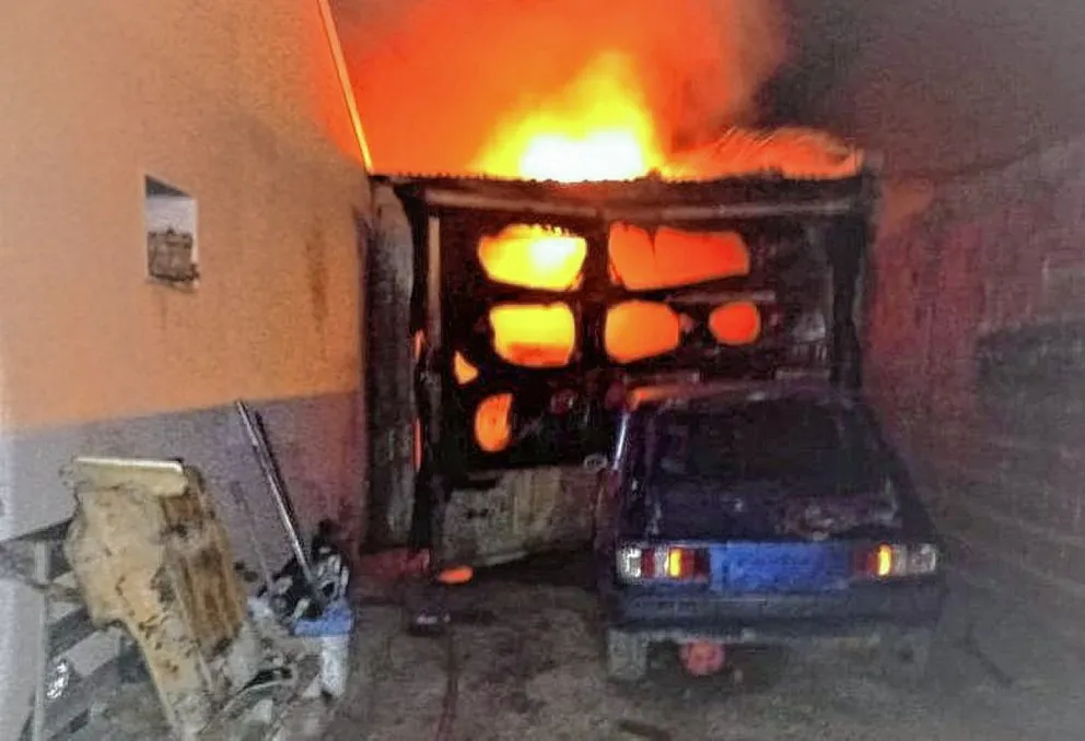 Incendio quema tres autos y destruye un taller en barrio de la zona sur de Trelew