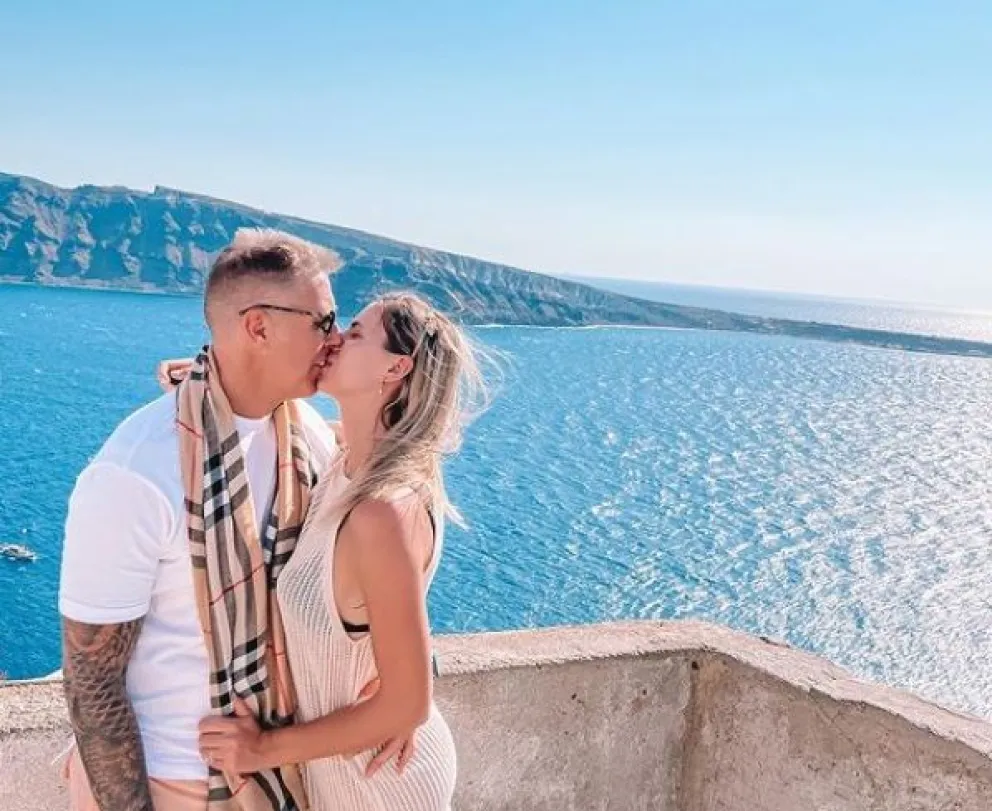 Alejandro Fantino le propuso matrimonio a su novia a orillas del Mar Egeo