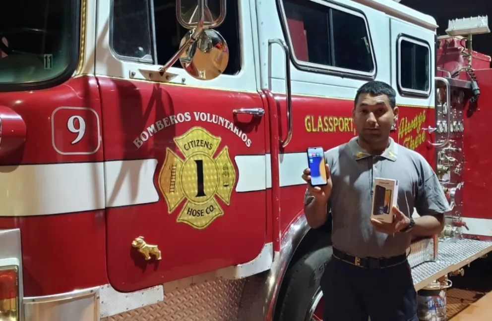 Mediante una donación, el destacamento de bomberos de Terciados Paraíso cuenta con teléfono