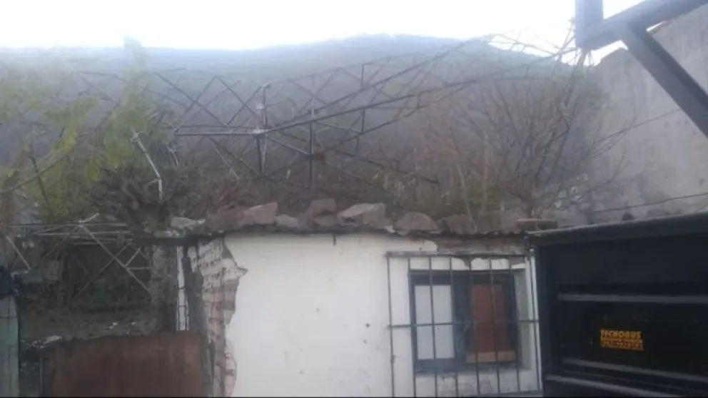 Por culpa de los ladrones, un vecino terminó con una antena de alta tensión arriba de su casa