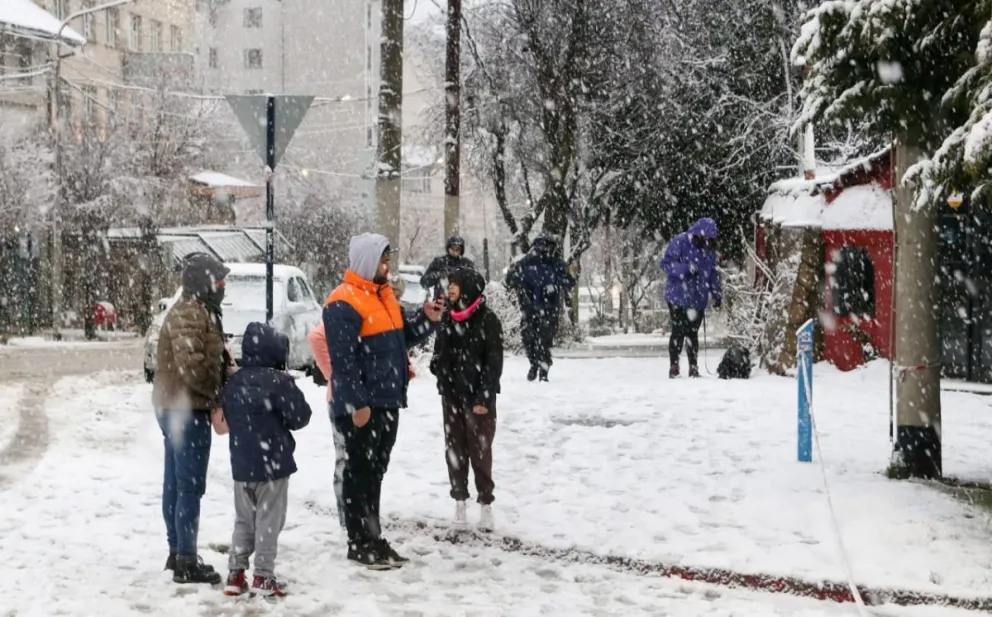 Turistas fascinados con la nieve en Bariloche