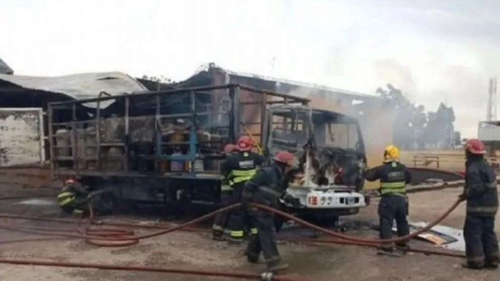 Un camión se incendió y explotó una planta de gas de Córdoba: hubo varios heridos