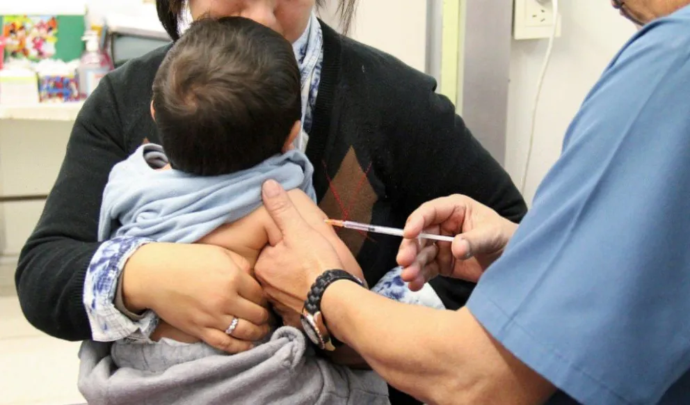 Llegaron las primeras dosis de vacunas contra el covid para bebés de entre 6 meses y 2 años: cuándo se aplicarán