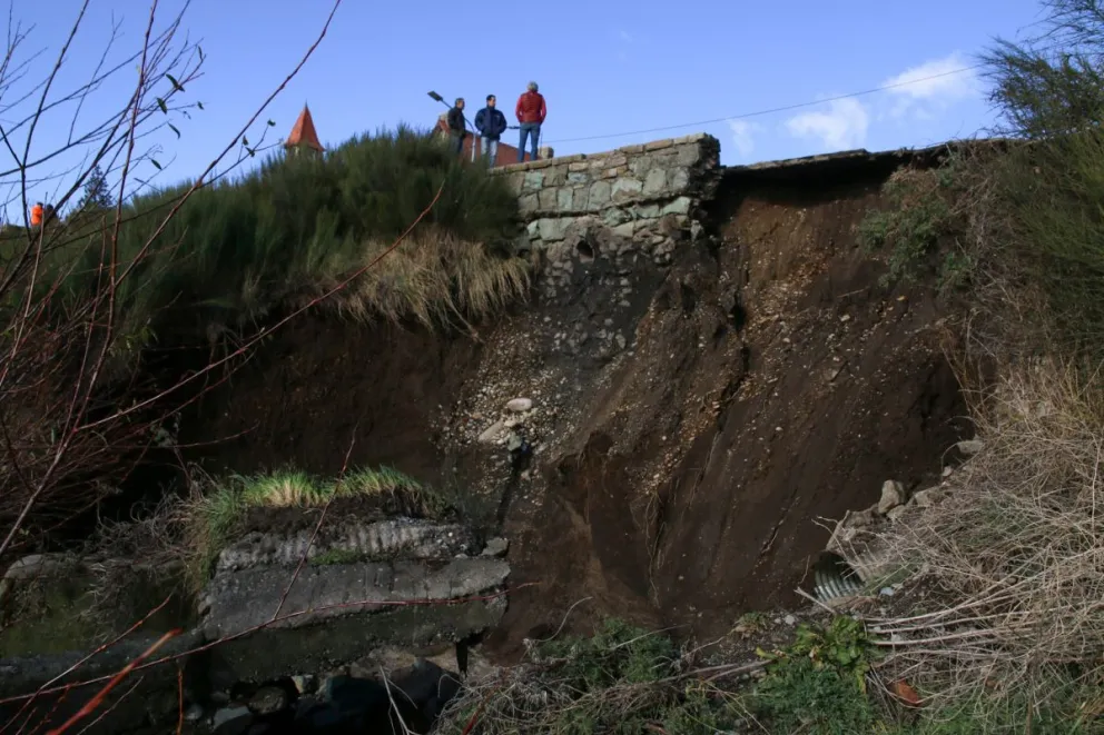 Se derrumbó parte del muro de la Costanera