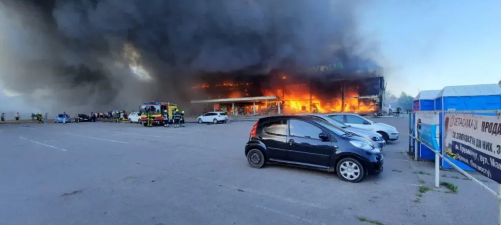 Video: el impactante momento en el que un misil ruso destruyó un shopping en Ucrania