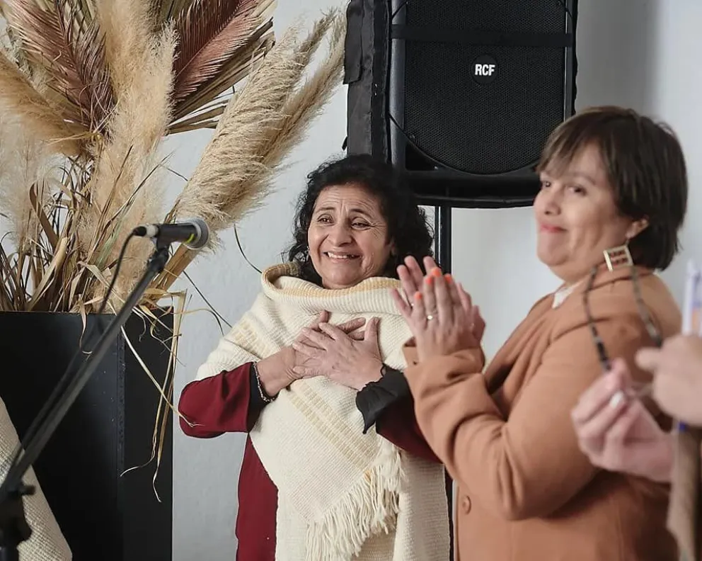 Merecido reconocimiento al poncho rionegrino de Ana Nahuelñir en la legislatura provincial