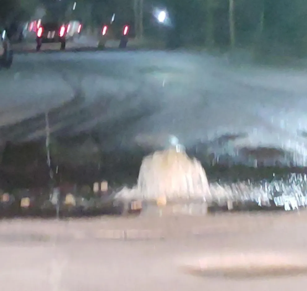 VIDEO: Colapso una boca de tormenta creando una fuente de agua sobre Villegas 