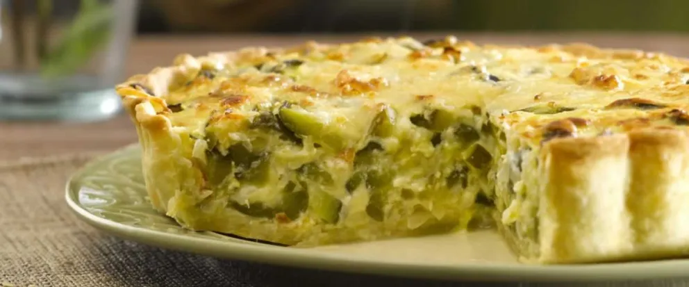 Paso a paso para hacer una tarta de zapallitos con salsa cremosa y crocante de quínoa 