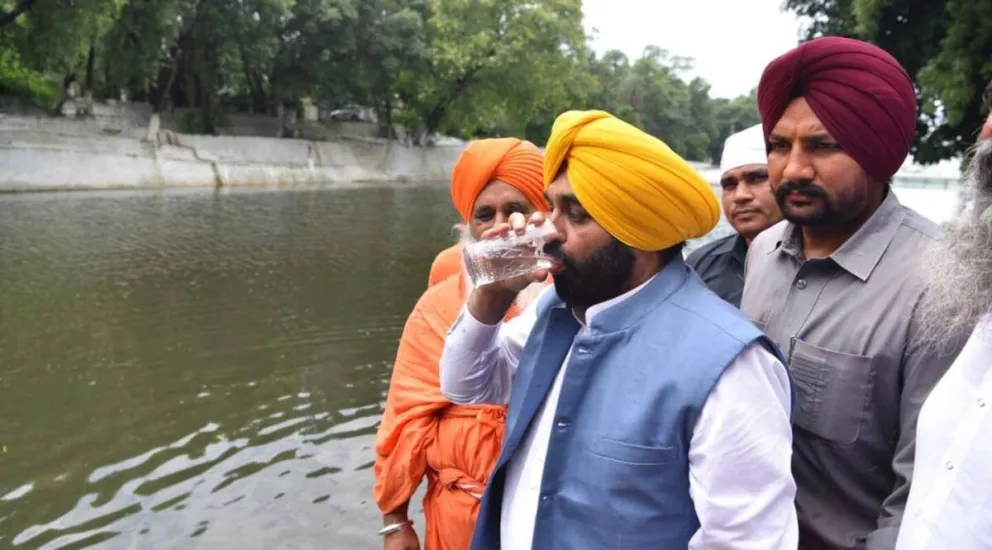 Un ministro terminó hospitalizado tras tomar agua de un río para demostrar que estaba limpia 