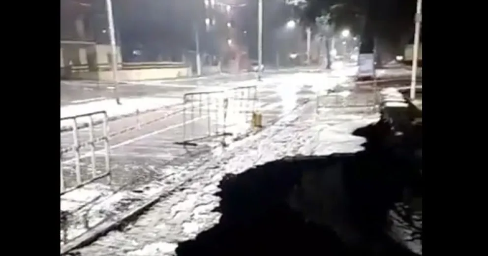 VIDEO: Por las intensas lluvias se volvió a desmoronar parte del muro de la Costanera