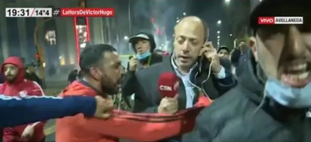 Salvaje agresión a periodista de C5N que cubría la protesta de los hinchas de Independiente