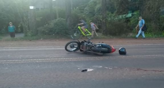 Motociclista resulto con lesiones tras despistar sobre ruta nacional N°12 en Roca