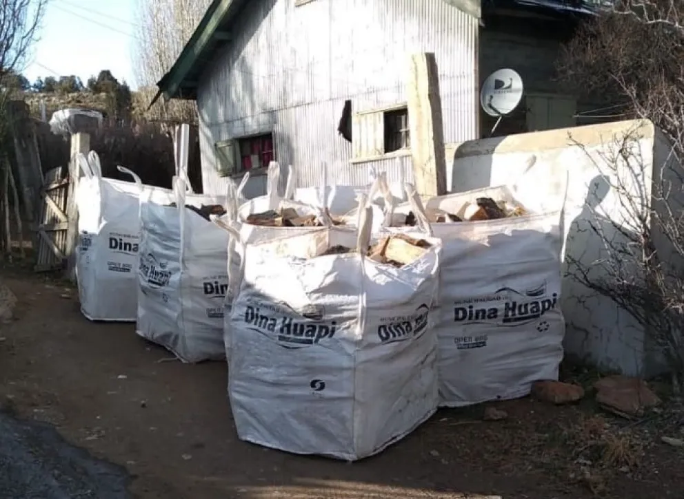 Dina Huapi continúa con la entrega del Plan Calor Municipal