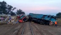 Terrible accidente: tren se salió de las vías tras chocar contra un camión