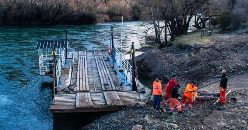 Repararon el cable y la balsa de Villa Llanquín retomó su servicio