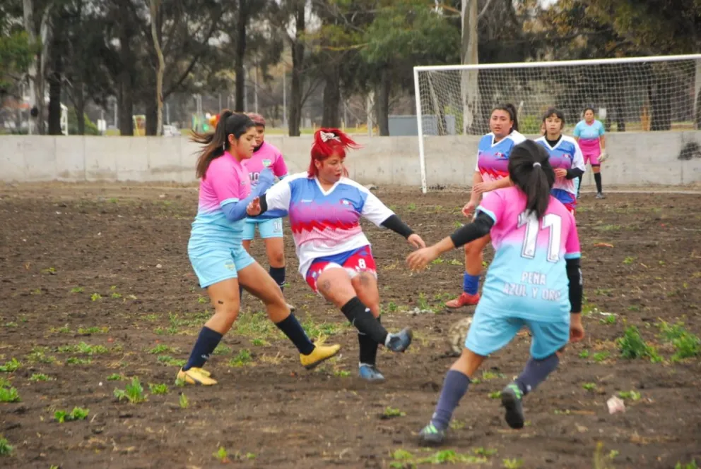 Las chicas sólo quieren divertirse con la pelota