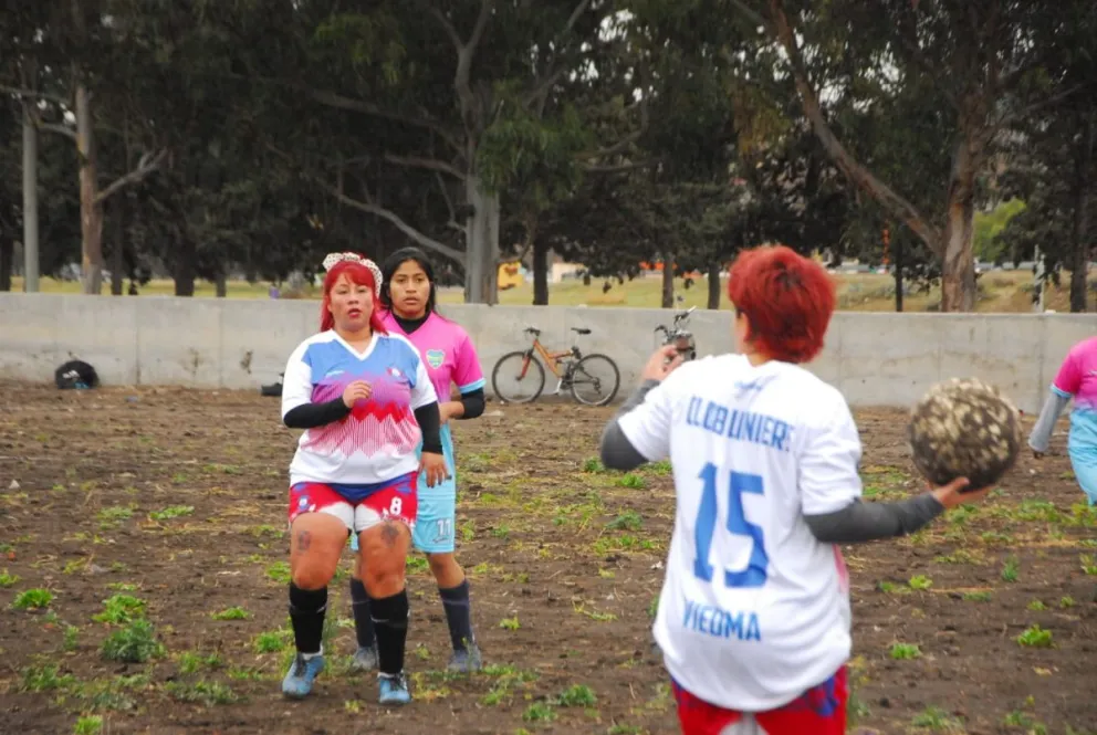 Ni el barro pudo frenar a las chicas en el Torneo de Fútbol Femenino Barrial