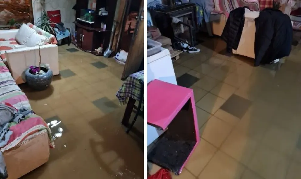 Una familia del barrio Malvinas camina en el agua esperando una solución 