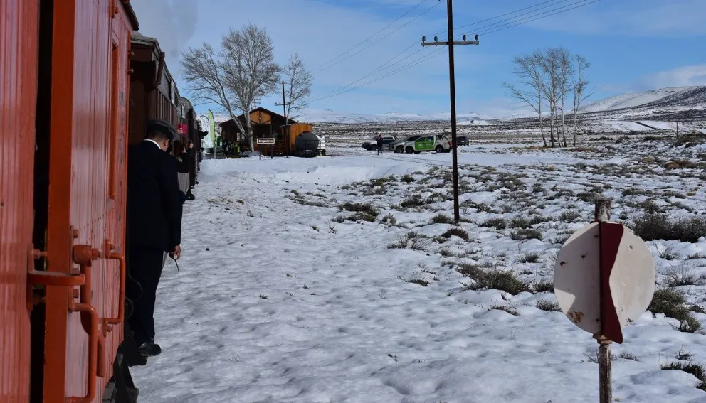 Después de 28 años, La Trochita volvió a surcar la estepa rionegrina nevada