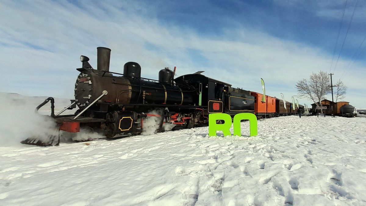 Después de 28 años, La Trochita volvió a recorrer la estepa rionegrina nevada