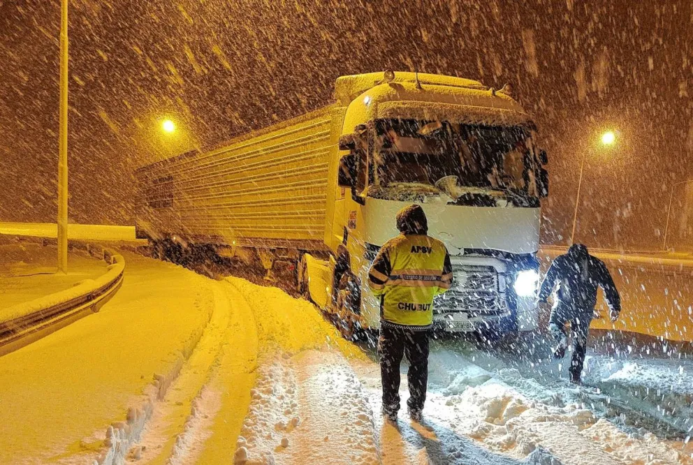 Arduo trabajo de distintos organismos para resolver las contingencias ocasionadas por la lluvia y nieve