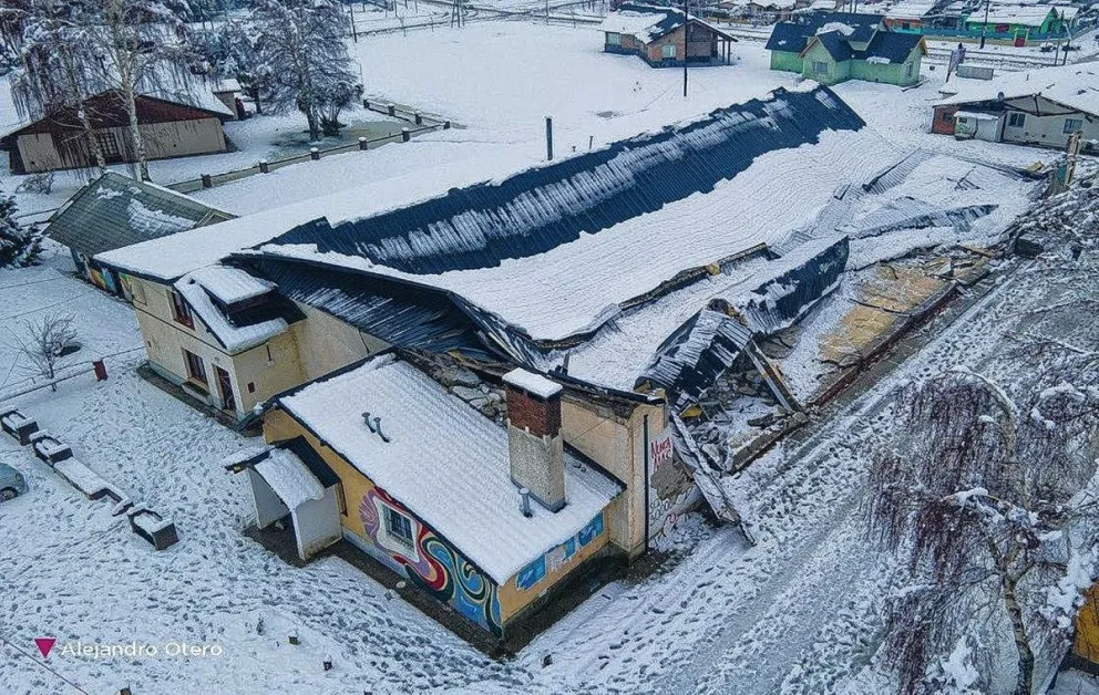 Las fuertes nevadas causaron la destrucción total del Gimnasio Municipal de El Hoyo
