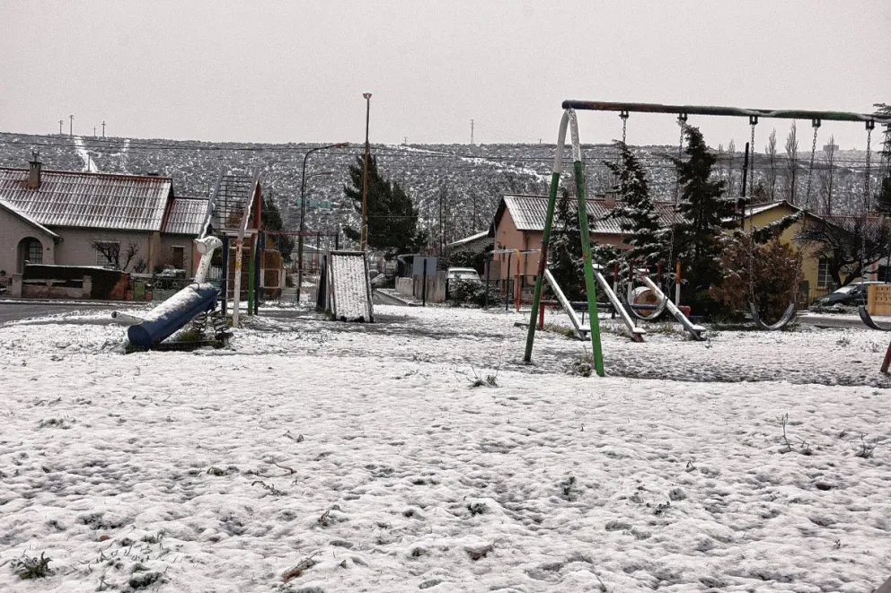 Volvió la nieve a Comodoro y se cerró el camino Perón