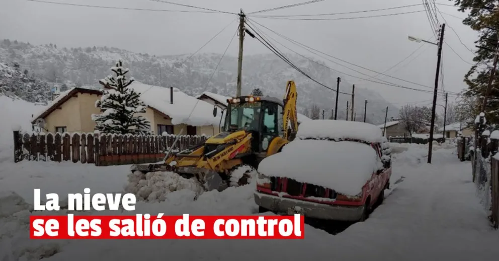 Derrumbes, cortes de luz y cientos de varados: el resultado de un temporal de nieve en la Patagonia