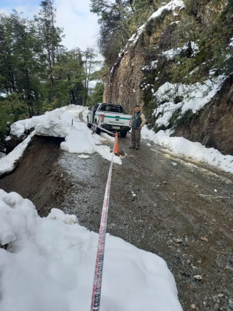 Continúa cerrado el camino a Tronador por alerta climática y desmoronamiento